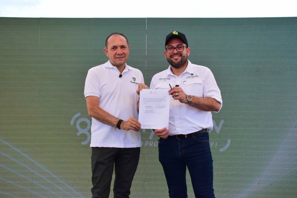 PalmaEdwin's tweet photo. El “plan Marshall” para la transición energética, de la que ha hablado el  presidente Gustavo Petro, está en marcha. 

Casi 9 billones para la transición energética ha destinado este gobierno.  1 para comunidades energéticas y 8 para Colombia Solar.

Atención técnicos electricistas de Colombia, junto al ministro de trabajo @antonio_sanguino hemos firmado la circular conjunta que permitirá fortalecer su vinculación laboral en proyectos de energías limpias.

Estos técnicos, obreros de y para la transición estarán en todo el país instalando techos y construyendo  granjas solares. Hoy ya son cerca de 200mil empleos.

La transición energética genera empleos verdes e impulsa el crecimiento económico de nuestro país.
