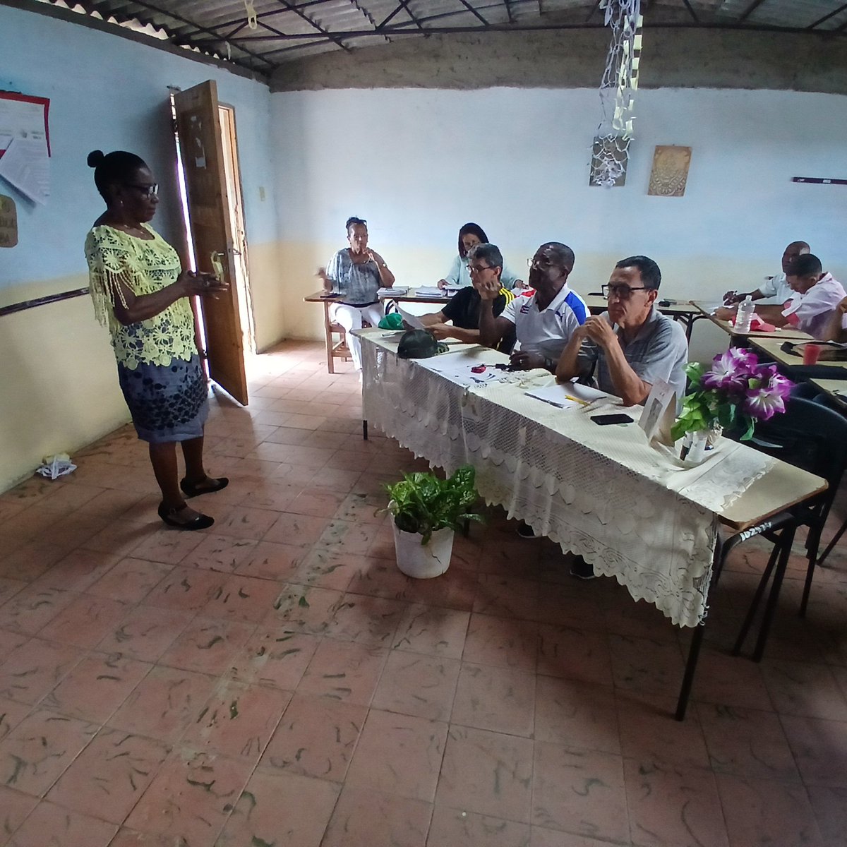 epefij's tweet photo. Se realiza en la EPEF Manuel Fajardo Rivero de la Isla de la Juventud el evento de FORUM de base con los trabajos de los profesores docentes en función de resolver las problemáticas del centro. Con la presencia de metodologos de la DMDEFR. https://t.co/rF04gIWee6