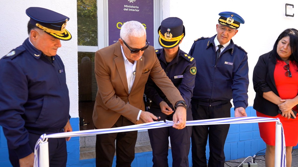 CNegro7's tweet photo. Hoy, junto al Director y Subdirector Ejecutivo de la Policía Nacional, el Jefe de Policía de Colonia y la Directora de Políticas de Género, inauguramos una Comisaría Especializada en Violencia Doméstica y de Género en la ciudad de Carmelo.

Estamos cumpliendo con los compromisos de gestión y con un eje fundamental del Plan Nacional de Seguridad Pública, fortaleciendo la respuesta policial en materia de violencia doméstica y de género, con personal especializado, profesionalizado y más cercano a la población.