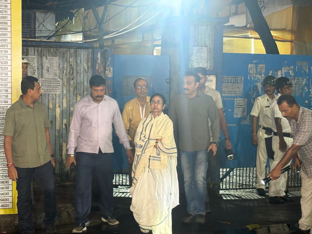 Midnight in Kolkata. Rain pouring for 4 hours. Mamata Banerjee stands guard  outside the EVM strongroom after shocking CCTV visuals showed unauthorised  access to machines. One woman vs BJP, EC, ED, Godi
