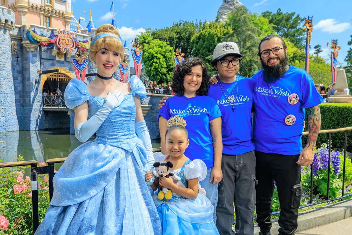 DrewDisneyDude's tweet photo. Pure Disney magic.

158 Cast Members welcomed Make-A-Wish kid Lilo and her family at Disneyland Park before it opened to celebrate her.

Fairy Godmother made a surprise appearance, arriving in Cinderella’s royal coach, followed by Lilo’s very own experience with Cinderella. https://t.co/zlWQq4HiTq