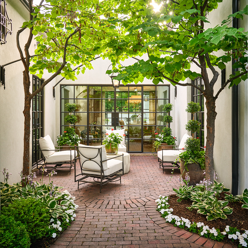 LifescapeCO's tweet image. On the cover of Colorado Homes &amp;amp; Lifestyles.
A historic Denver home, reimagined with timeless intention. Designed by Todd Diesburg. Proud to be featured in Glorious Gardens.

#LifescapeColorado #DenverDesign #LandscapeArchitecture #OutdoorLiving