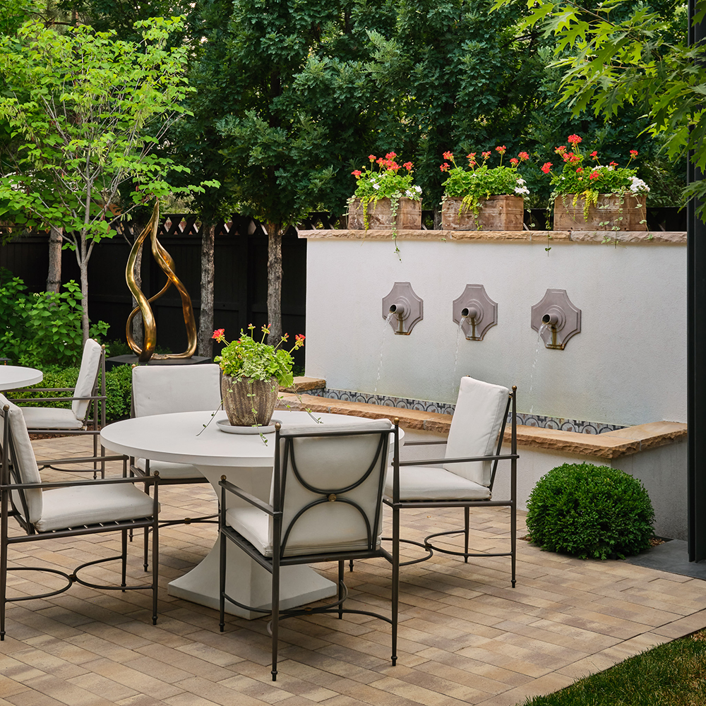 LifescapeCO's tweet image. On the cover of Colorado Homes &amp;amp; Lifestyles.
A historic Denver home, reimagined with timeless intention. Designed by Todd Diesburg. Proud to be featured in Glorious Gardens.

#LifescapeColorado #DenverDesign #LandscapeArchitecture #OutdoorLiving