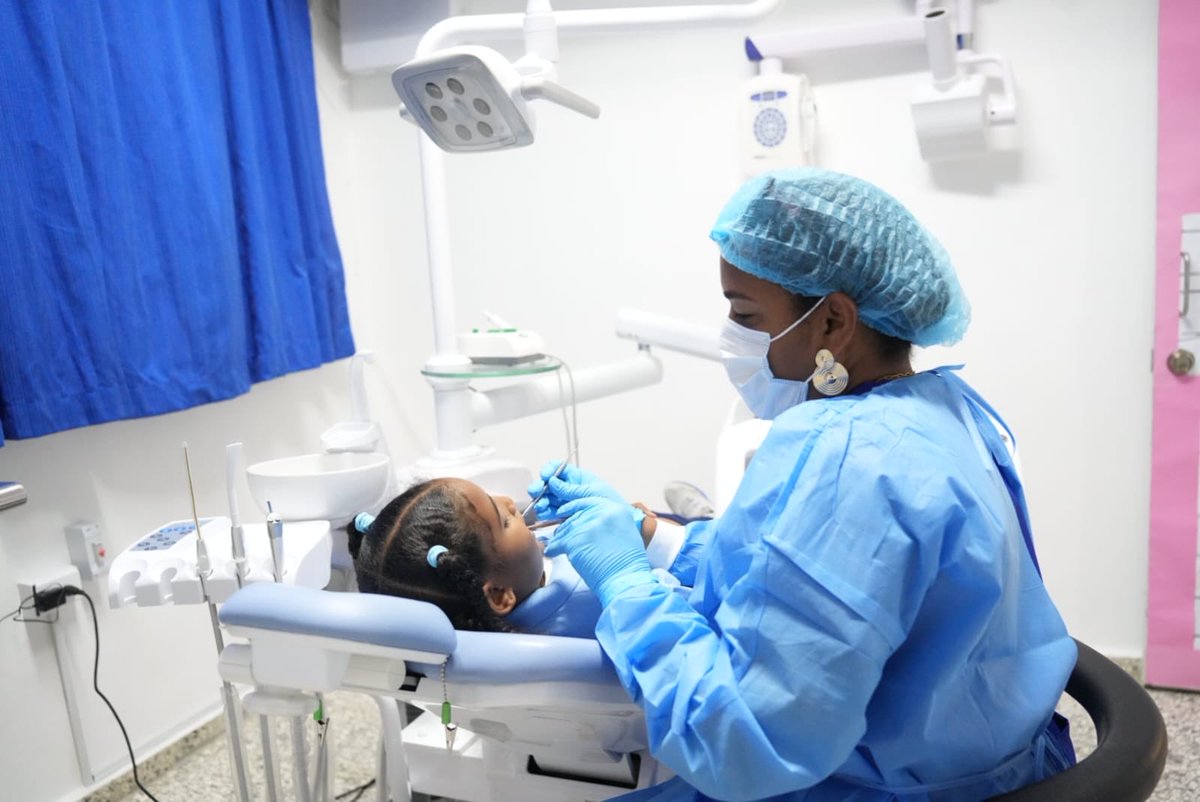 +51,000 estudiantes beneficiados 💙

Un dolor de muela no debería frenar el aprendizaje.

En Los Alcarrizos inauguramos el módulo de salud bucal #64, ampliando la cobertura a 72 centros educativos y llevando atención donde más se necesita. 🦷📚