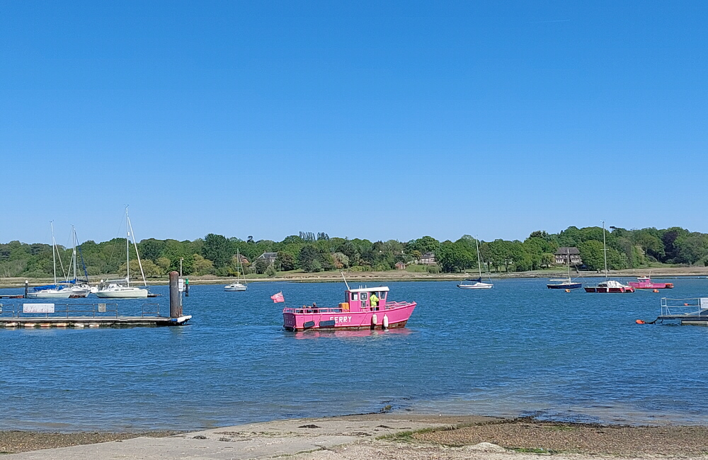 BobMockford's tweet image. A break in the sun in Hamble on Thursday afternoon. Still very windy. #walk #walking #Hamble #ferry