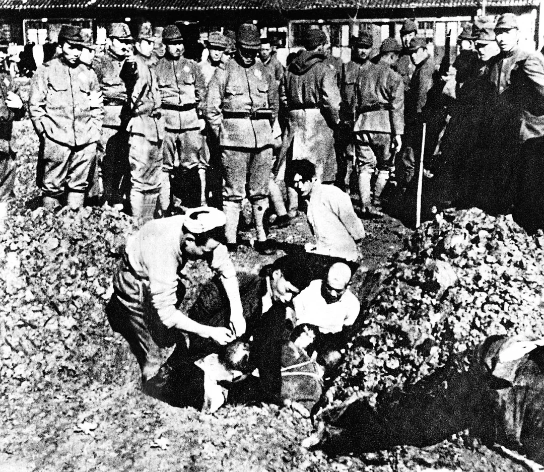 Allya10X's tweet image. 🇨🇳 Nanjing — 1937.

Chinese prisoners waiting to be buried alive. Japanese soldiers looked on. No guilt. No remorse.

1938. Publication denied for decades.  It surfaced in 2008 — in Japan. Hidden by their own people.  

Someone kept the evidence. Someone had a conscience. 🦋