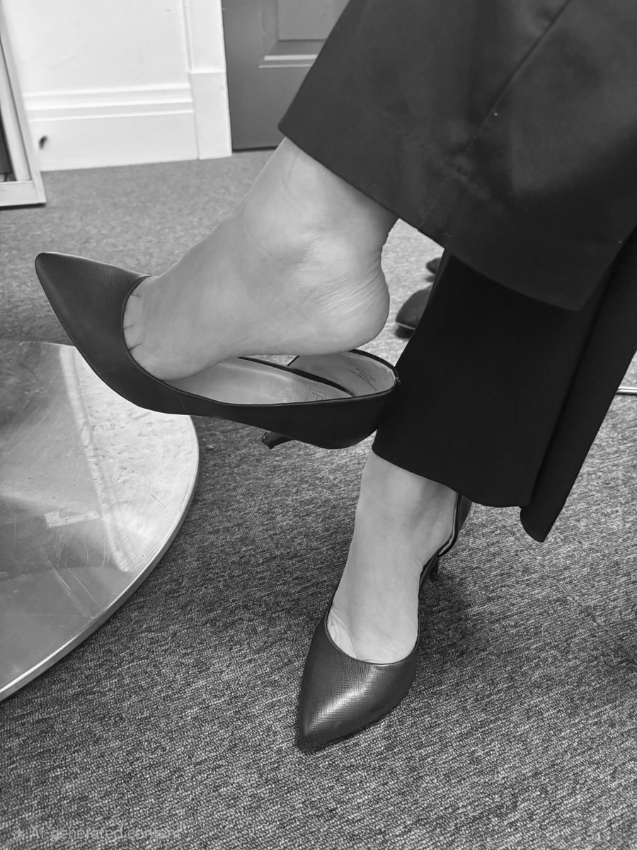 BarefootBadG's tweet image. Classy 👠 

#feet #work #footfetish