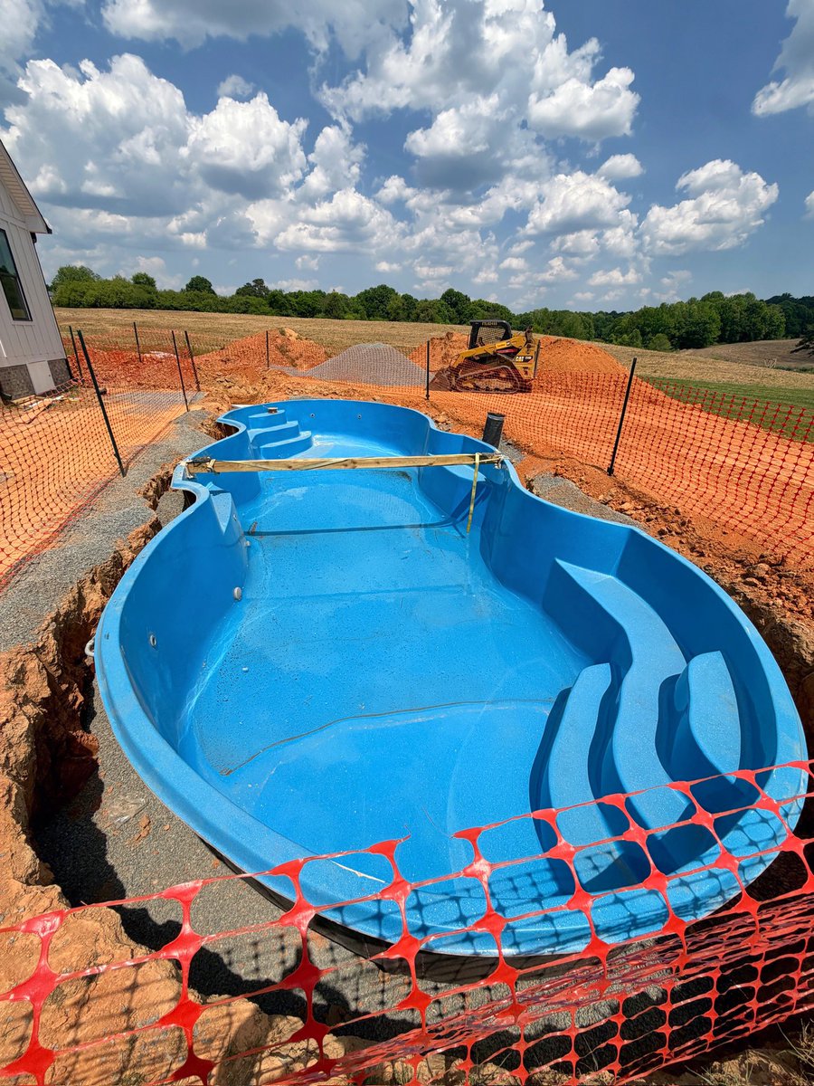 PoolscapesCLT's tweet image. The 16’2 x 34’1” Majestic #fiberglasspool model in the color blue lagoon 💙💦🩵
#poolmodel #pooldesign