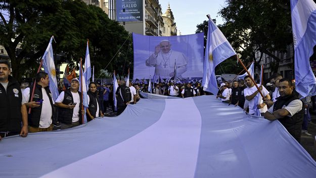 EL TRABAJO ES CON DERECHOS O ES ESCLAVO
En la previa del 1° de Mayo, marchamos en defensa de quienes trabajan, de quienes buscan trabajo y de quienes sufren la precarización, la informalidad y la pérdida de derechos.
Porque sin derechos laborales no hay libertad, ni justicia
