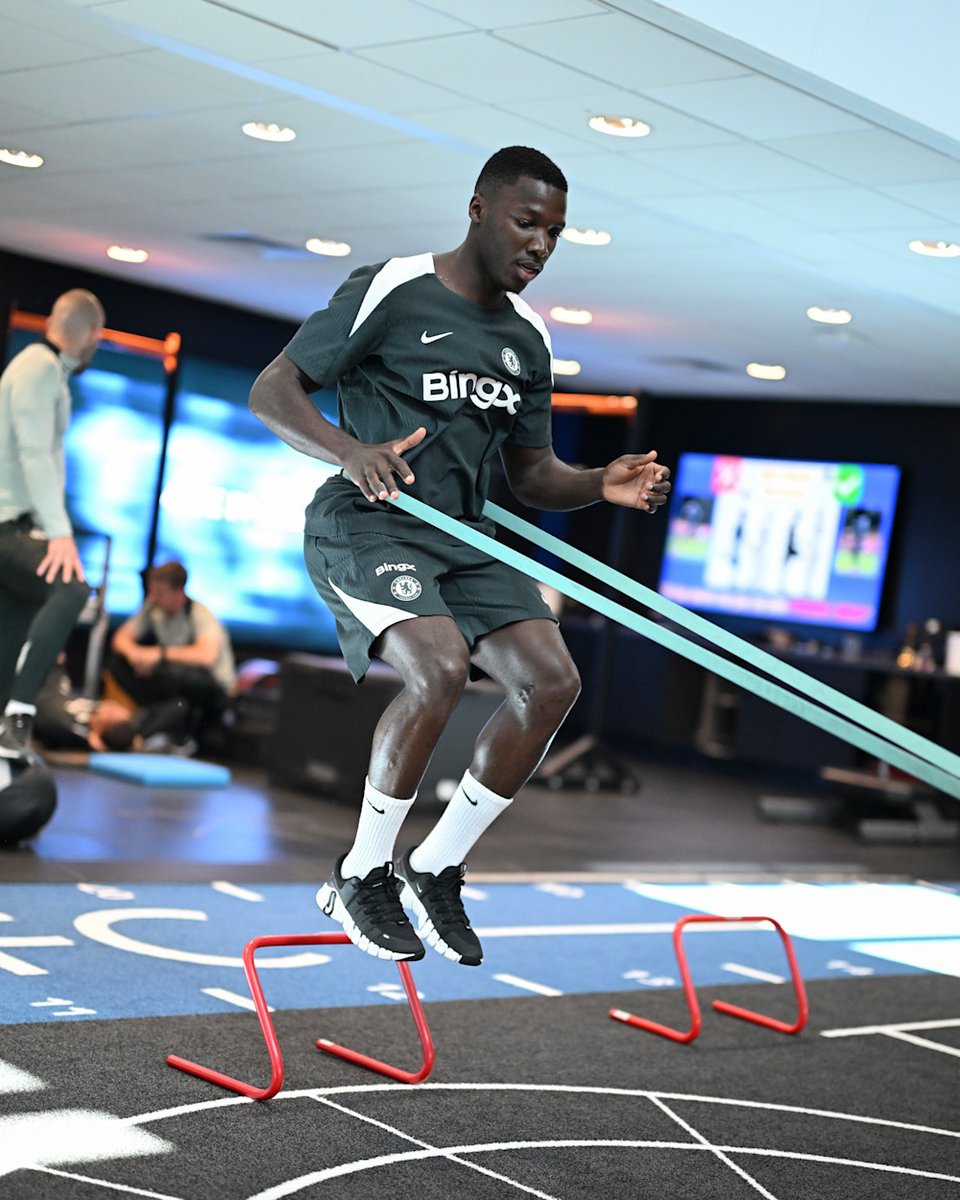 BlueSeasonDaily's tweet image. Shots from Cobham today: Back on the grass. 💙📸

#Chelsea