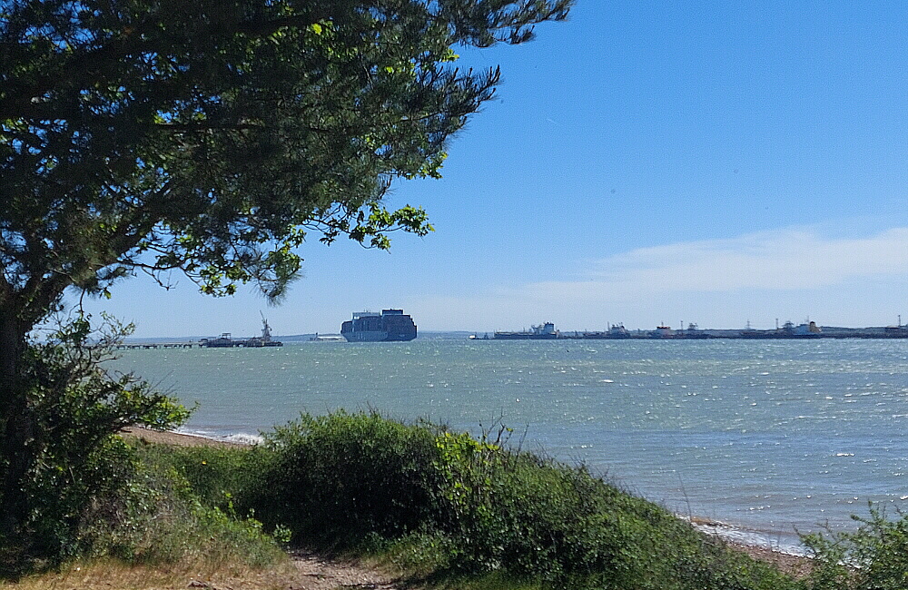 BobMockford's tweet image. A container ship passing Hamble oil jetty on Thursday afternoon. I'm walking along the shore to the country park. 30 April 2026. #walk #walking #Hamble