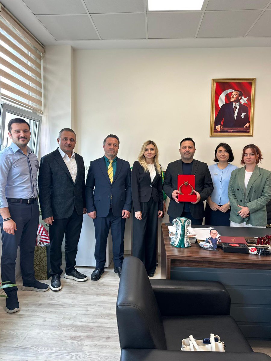 AvLale_Hesenova's tweet photo. Antalya Siber Suçlarla Mücadele ve Kemer’den sorumlu İl Emniyet Müd.yrd. Sn.Caner Çiçek’e hayırlı olsun ziyaretinde bulunduk.Türk dünyasına dair verimli sohbet gerçekleştirdik.Ziyaret anısına kendilerine (☆ motifli hediyemizi taktim ettik.Nazik kabulleri için teşekkür ederim. https://t.co/wuOhXamgoA