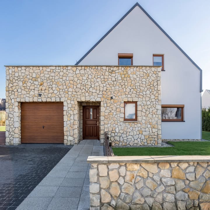 PirnejadGroup's tweet image. This home’s exterior stonework is absolutely stunning!

It adds so much character and charm—classic, timeless, and totally eye-catching.

949-939-0134
Piere@ochomegallery.com
ochomegallery.com
Proven - Professional - Passionate
#stone #exterior #design #designgoals