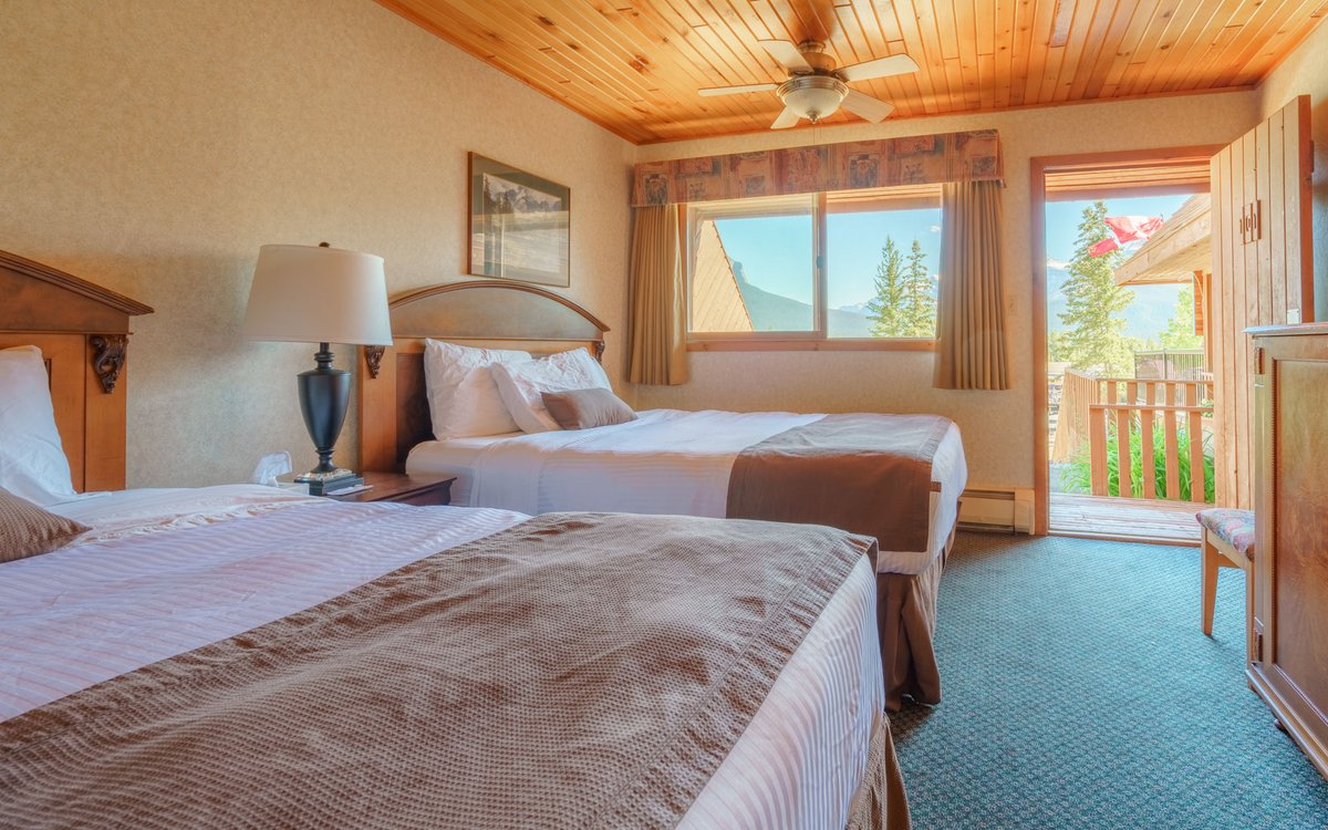 CrossingResrt's tweet photo. When you stay at The Crossing Resort on the #IcefieldsParkway, you're surrounded by mountains in the #CanadianRockies. In Spring, they're painted with snow. Our remote spot in #BanffNationalPark is perfect for a #romanticgetaway with #FreeBreakfast.🏔️🍳❤️

https://t.co/cd1fynrqBw https://t.co/VROwnc6VFU