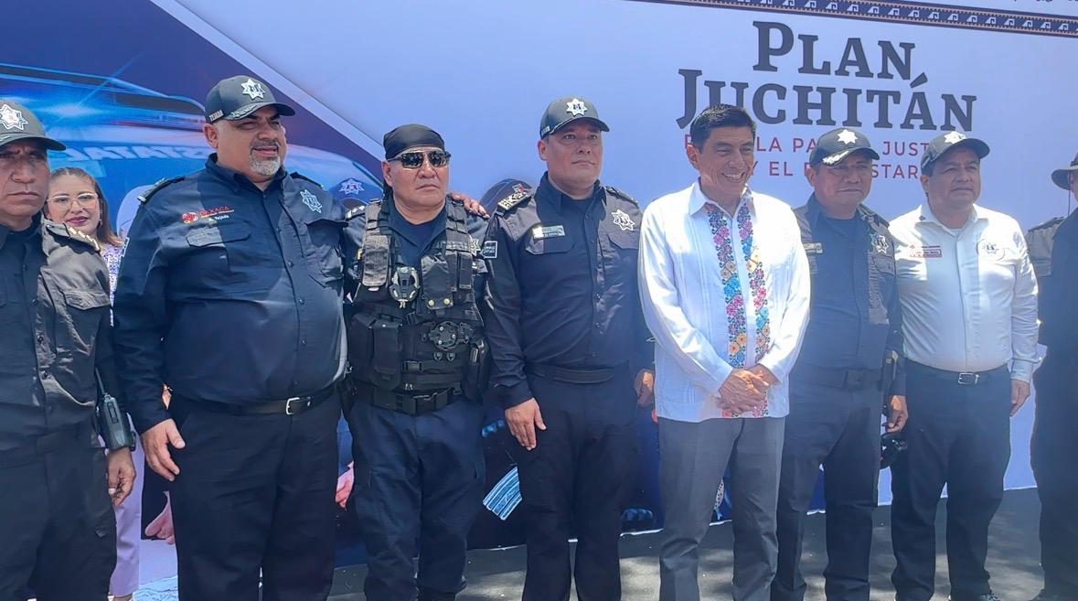 tejada_m01's tweet photo. Como parte del Plan Juchitán para la Paz, la Justicia y el Bienestar, que encabeza el Gdor. @salomonj, y en coordinación con el Presidente de la H. Cd. de Juchitán e instituciones de los tres niveles de gobierno, realizamos el arranque del banderazo y la entrega de patrullas. https://t.co/1OLycCu1VU