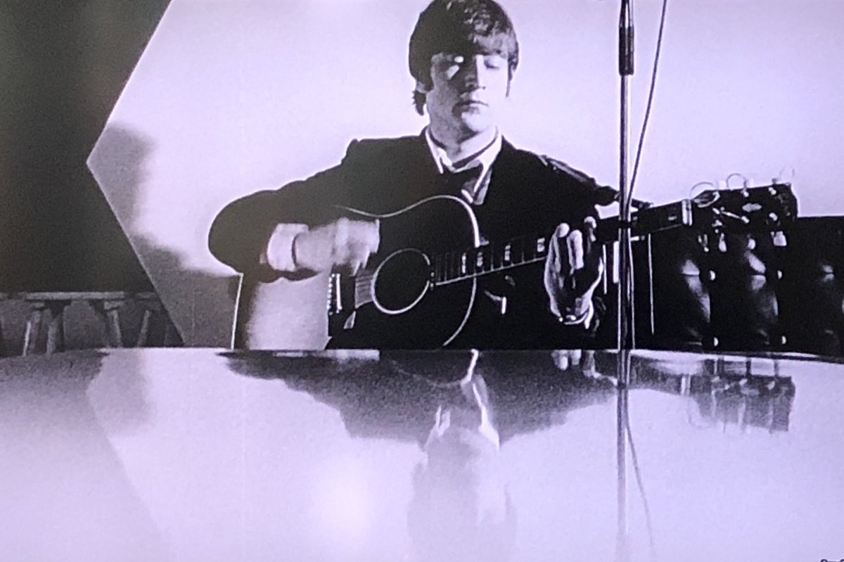 【オマケの無駄知識】
当時の映画は映像と音声を別々に編集していた。当然、ズレや編集ミスも生じた。

And I Love Herの間奏で使われたジョンの演奏は転調前の演奏シーンである。

ギターを弾く人だけ感じる違和感！