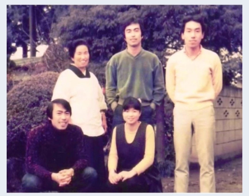 #5月になったから5人並んだ画像を貼ろうぜ
志村康徳青年の家族写真。
（この頃、兄の知之さんは既に結婚していた？真ん中下の女性は知之さんの奥様なんだそう…）
#志村けん
#東村山市
