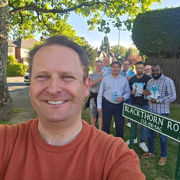 ReformDaily_'s tweet image. 🚪 Bromford &amp;amp; Hodge Hill candidate Duncan Riley out in Castle Bromwich backing the local team today - spreading the message &amp;amp; building support 

Clear mood on the doors: Castle Bromwich wants Reform

🗳️ May 7th - Vote Reform

#ReformUK #CastleBromwich #Birmingham #Solihull