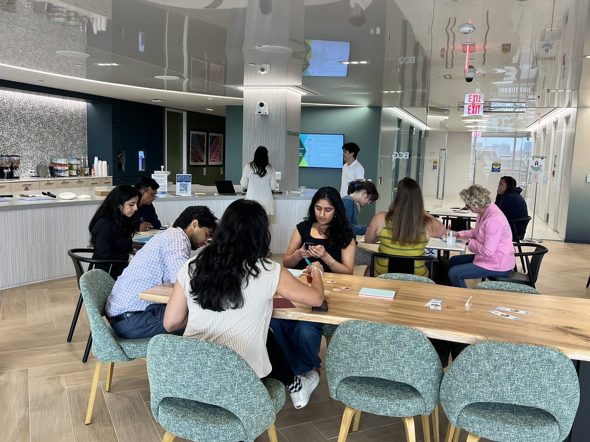 EverybodyWinsDC's tweet photo. Today, we’re shining the spotlight on Boston Consulting Group — a team who raised 600+ books during their first-ever EWDC book drive then hosted an employee happy hour to write notes of encouragement for our students! ✨📖🎉

Thank you @BCG! https://t.co/HU398bGs8f