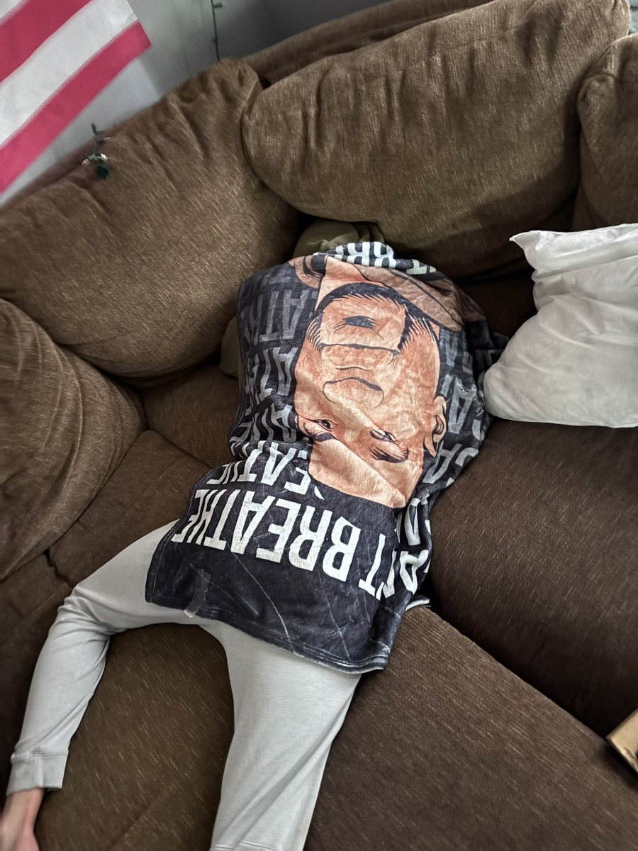 FalmerGoopta's tweet photo. Some may say this blanket is “suffocating https://t.co/4vqz0JL0Vb