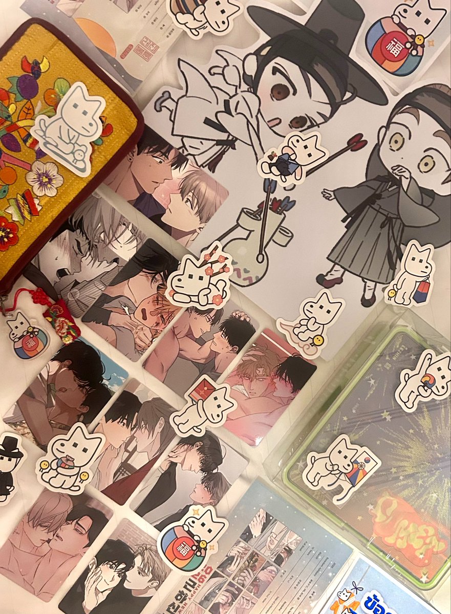 cuty_DKP's tweet photo. ของรางวัลจาก #HappyNewYearProject
ที่งานหนังสือมาแล้วค่า><
ᯓᰔ ตอนแรกเช็ครางวัลแค่อย่างเดียวก็แฮปปี้แล้ว จนเพื่อนทักมาบอกว่าได้แสตนดี้อีก ช็อค! ขอบคุณ @JMEESHOP_TH มากๆเลยค่ะ ที่ปีนี้พาทั้งการ์ดยอด ทั้งตกแต่งบูธน่ารักๆให้สาววายไทย แถมเอามาแจกอีก૮₍˃̵֊ ˂̵ ₎ა
#JMEESHOPTH https://t.co/ZFWyg4lxfe