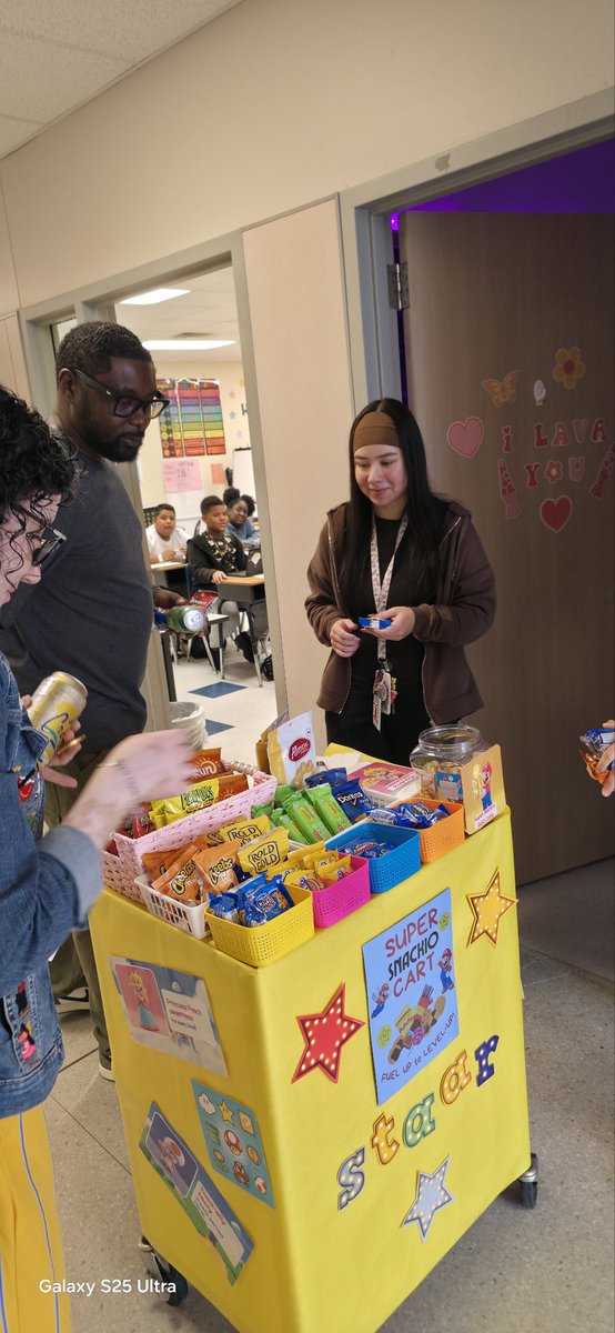 o_cabrera3's tweet photo. @AlaniNutrition treating teachers to some tasty snacks from our Super Snackio Cart during STAAR prep season! They were able to fuel-up to Power-Up and get their students prepared for state testing 😃👌 https://t.co/lRmFQYnp8Q