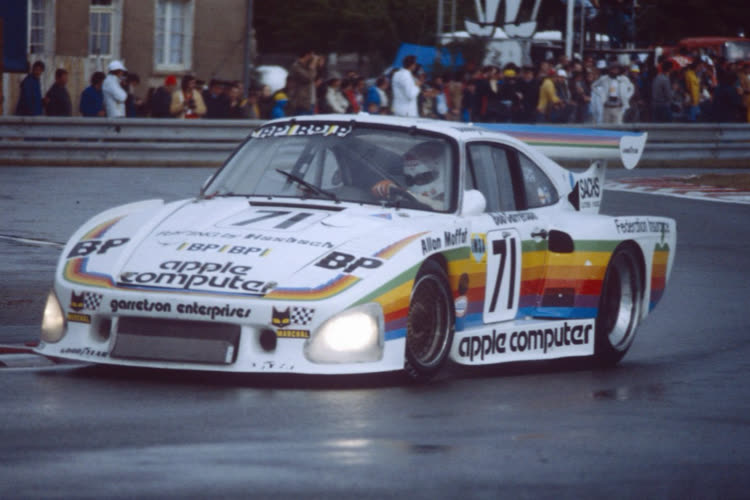 MacGeneration's tweet image. Porsche fête les 50 ans d’Apple avec une livrée Apple Computer hommage à la 935 K3 de 1980 dlvr.it/TSJgy3 #Porsche #Apple
