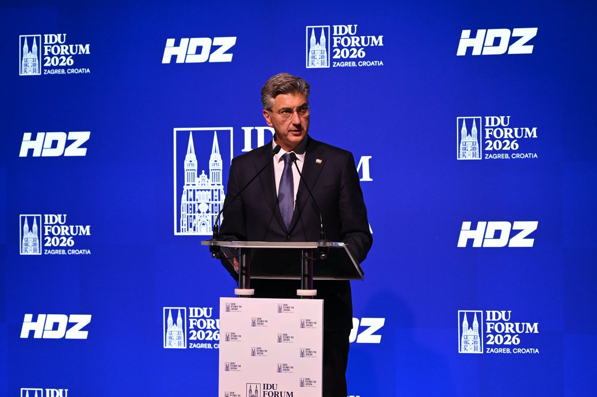AndrejPlenkovic's tweet photo. S više od 300 sudionika iz 50-ak zemalja #IDUForum2026, čiji je domaćin @HDZ_HR, pokazuje snagu i relevantnost obitelji desnog centra. Okupljeni smo oko zajedničkih vrijednosti — slobode, demokracije, vladavine prava, odgovornosti i tržišnog gospodarstva.

🇪🇺🇺🇸 U nesigurnom svijetu, odnos između Europe i SAD-a treba ostati utemeljen na povjerenju, odgovornosti i međusobnom poštovanju.

Za Europu su strateški izazovi: energetska sigurnost, demografska obnova i snažnija obrana.

Sigurnost više nije isključivo vojno pitanje, već obuhvaća i gospodarsku, tehnološku te društvenu dimenziju. Obrana nije trošak, već ulaganje u mir.
✅ Hrvatska je premašila @NATO obveze ulaganja u obranu (2,08% BDP-a u 2025.) i fokusirana je na modernizaciju. Ujedno doprinosimo i širim 🇪🇺 naporima za jačanje obrambene sposobnosti.

Demografija je središnje pitanje za budućnost Europe, što smo naglasili i u deklaraciji na  sastanku lidera @EPP u Zagrebu.
✅ Prvi smo u EU-u uspostavili posebno ministarstvo nadležno za demografiju, a uz veća proračunska izdvajanja ulažemo u potporu roditeljstvu i mladim obiteljima, kao i u gradnju vrtića i škola.

@idualliance