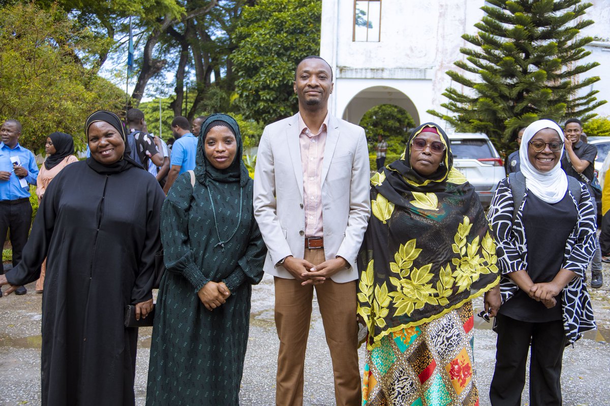 zbc_zanzibar's tweet photo. Aliyekuwa Mkurugenzi Mkuu wa Shirika la Utangazaji Zanzibar (ZBC), Ramadhani Bukini, leo Aprili 29, 2026 ameaga rasmi watumishi wa shirika hilo kufuatia kumalizika kwa muda wake wa uongozi.#ZBCUpdates https://t.co/fSy8biAHTa