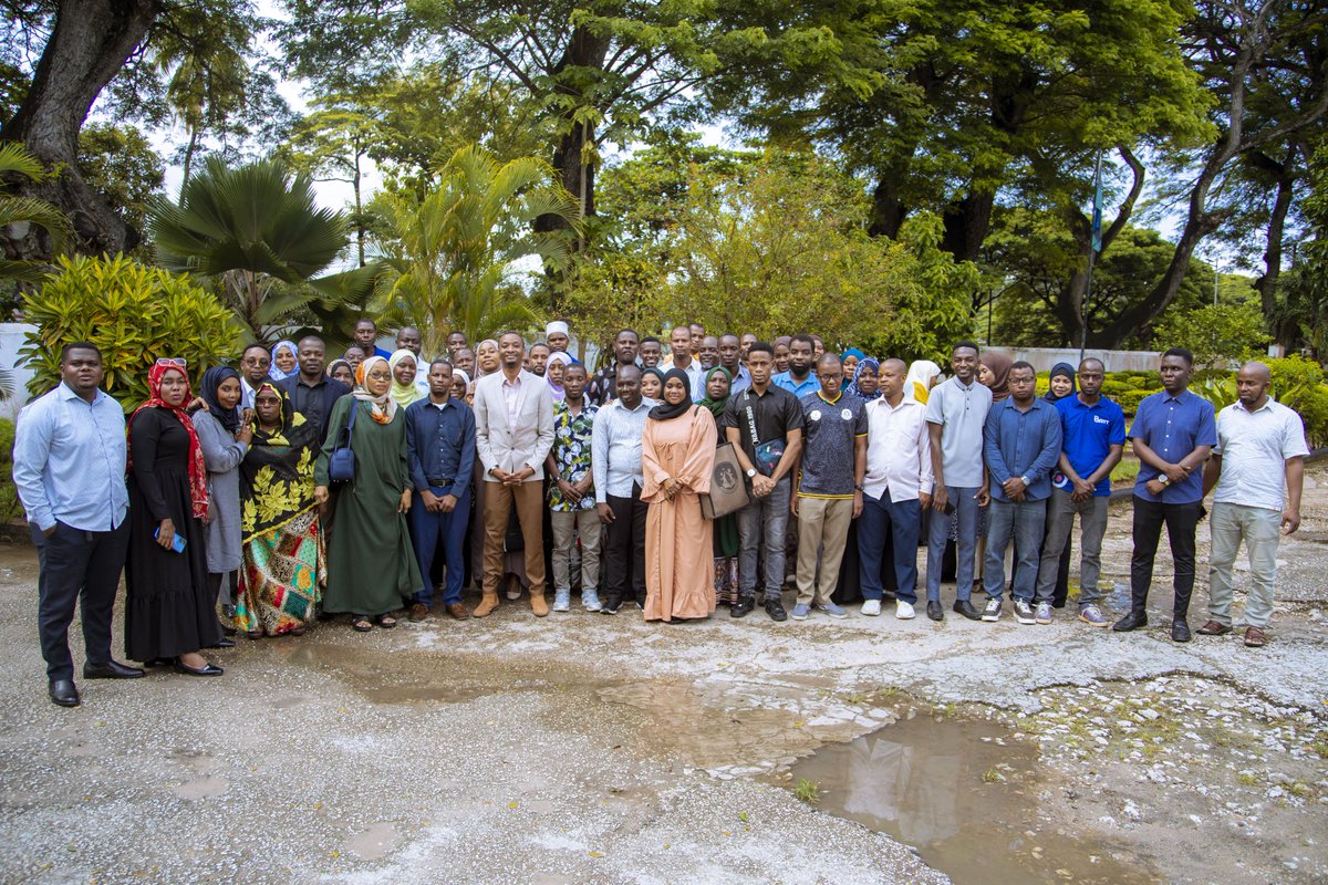 zbc_zanzibar's tweet photo. Aliyekuwa Mkurugenzi Mkuu wa Shirika la Utangazaji Zanzibar (ZBC), Ramadhani Bukini, leo Aprili 29, 2026 ameaga rasmi watumishi wa shirika hilo kufuatia kumalizika kwa muda wake wa uongozi.#ZBCUpdates https://t.co/fSy8biAHTa