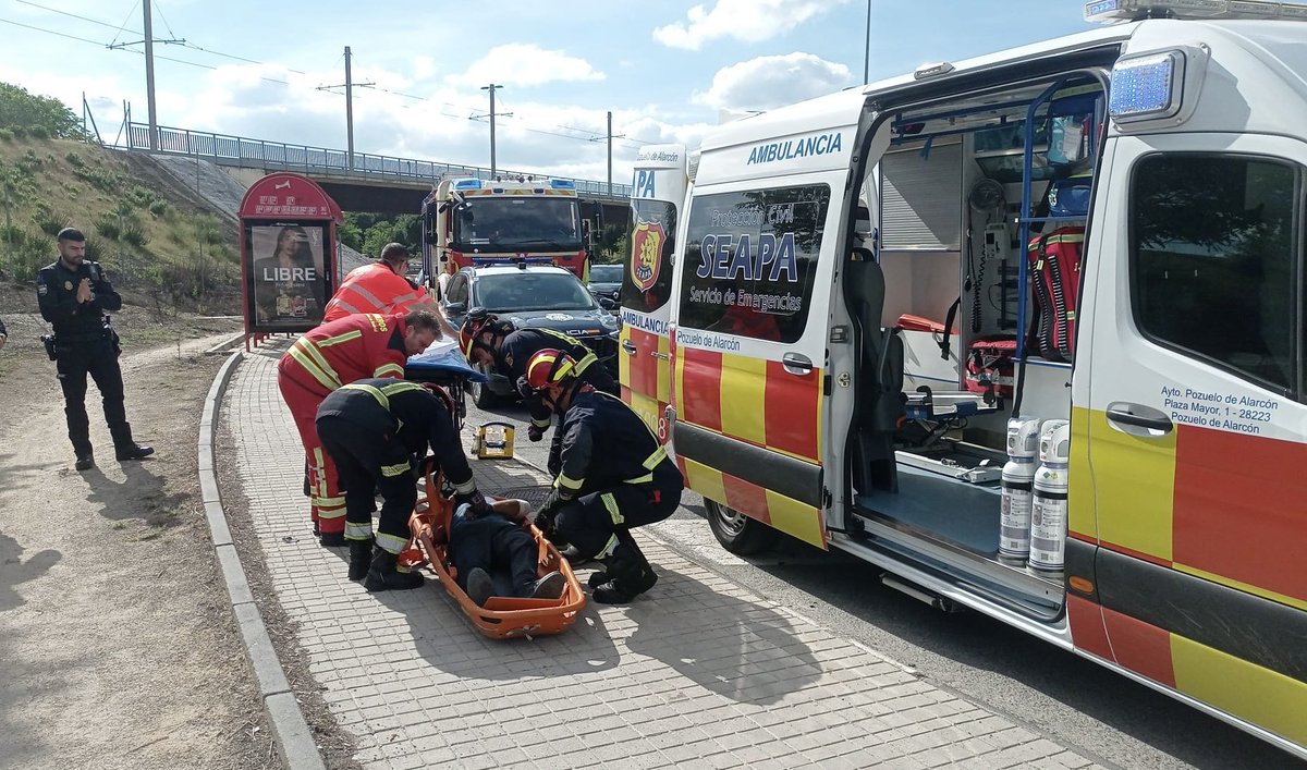 112cmadrid's tweet photo. Los #BomberosCM han rescatado a un ciclista que ha sufrido una caída de cuatro metros por un terraplén.

📍 Ciudad de la Imagen. Pozuelo.

Ha resultado policontusionado pero, afortunadamente, sin heridas de gravedad.

Interviene @policia.

Colabora en el traslado @SEAPAPozuelo. https://t.co/jKOYmMUTUM