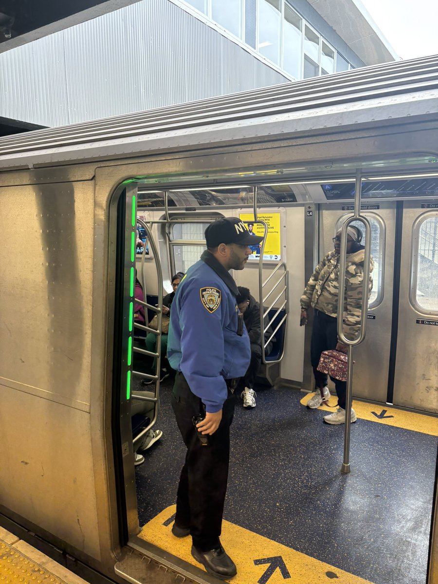 NYPD100Pct's tweet image. Stand clear of the closing doors. Our precinct officers are present on trains and platforms for your safety. Here are some safety tips: stay alert and avoid distractions while on the train or waiting, and always keep your belongings with you. Stay safe #Rockaway!!!