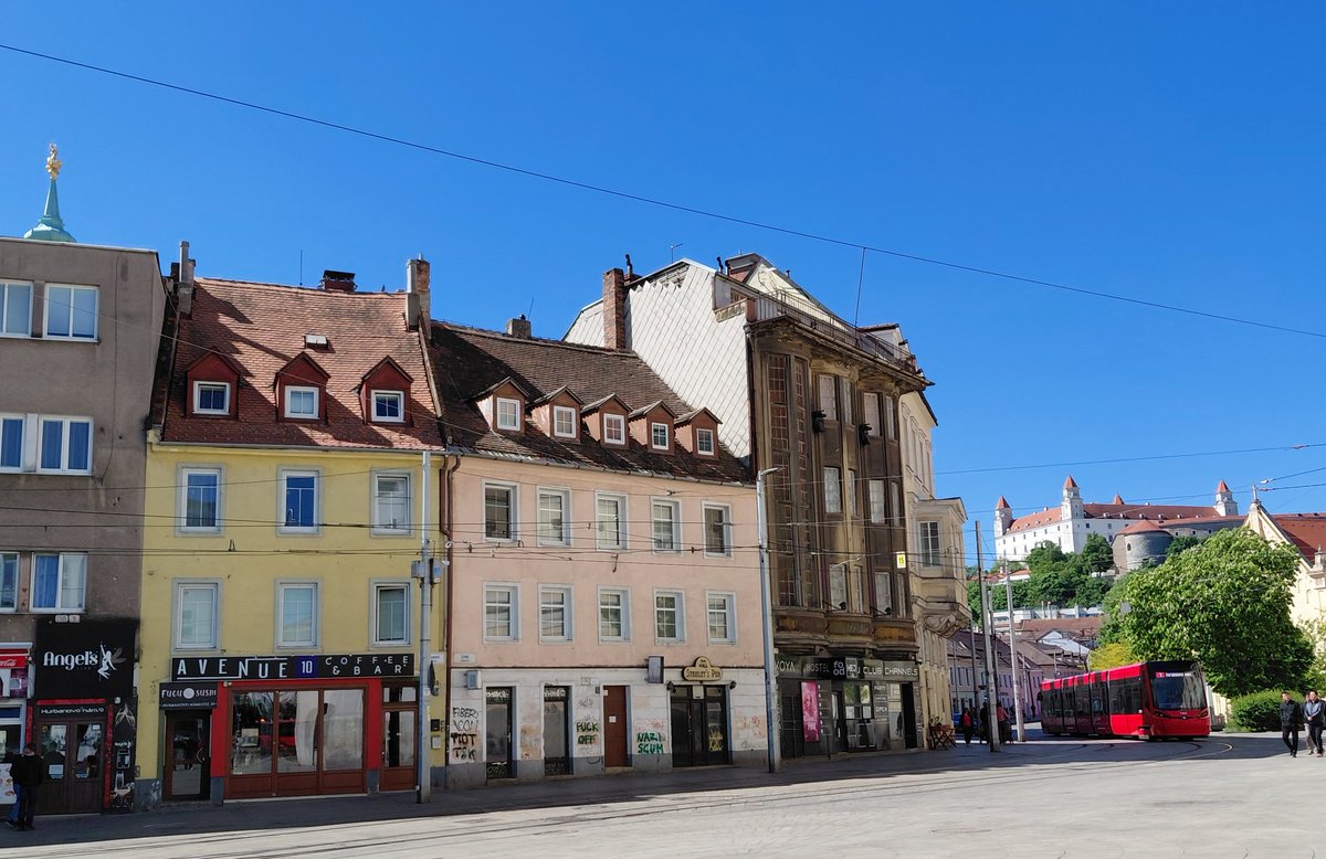Simona_Ti's tweet image. Di qua e di là...

#houses #colours #sky #streets #Bratislava 
#Slovakia 💙