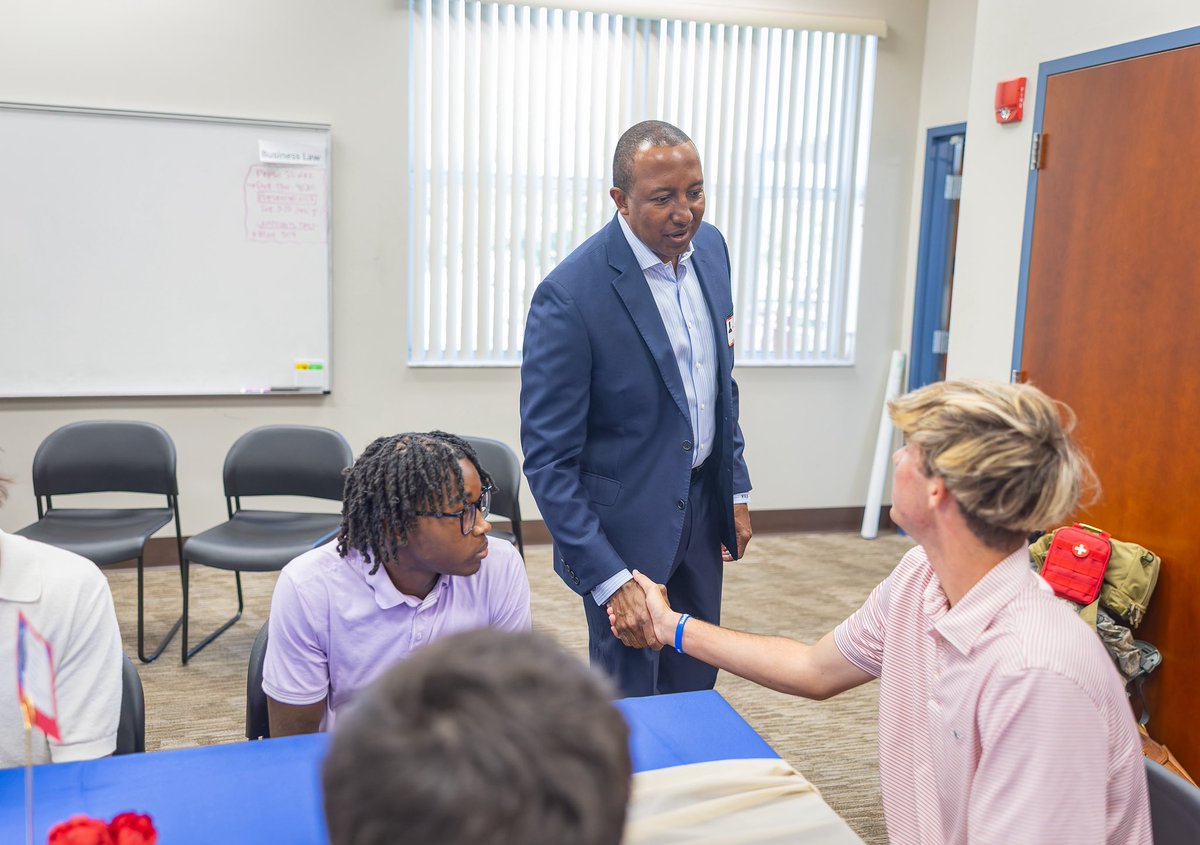 EdrickBarnesLaw's tweet photo. ⚖️☕️ Attorney Edrick Barnes of Barnes Law Firm mentoring students @TKAWPB’s “Coffee &amp; Careers,” including his daughter  Selia who is thriving as a Pre-Law Ambassador &amp; Varsity Mock Trial member. The future is bright ⭐️❤️💙⚖️

#TKAprelaw #TKAMockTrial #FutureLawyers #ProudDad https://t.co/oKmWEJaxbA