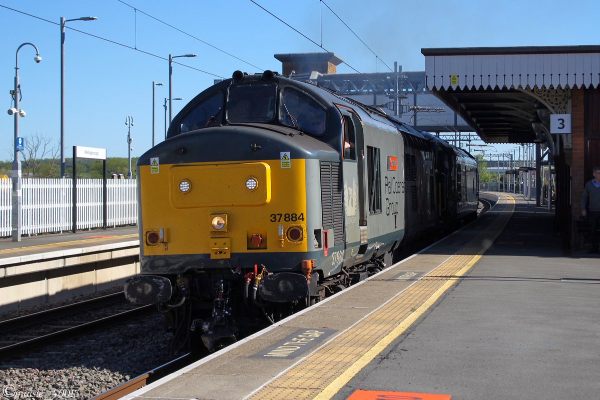 maisie_40013's tweet image. The highlight of April for me. The first 93 at Wellingborough!
37884 &amp;amp; 93001 departing after a short stop working 0Q57 1147 Bicester Mod Gbrf to Derby Litchurch Lane. 30/4/26
#class37 #class93 #railoperationsgroup