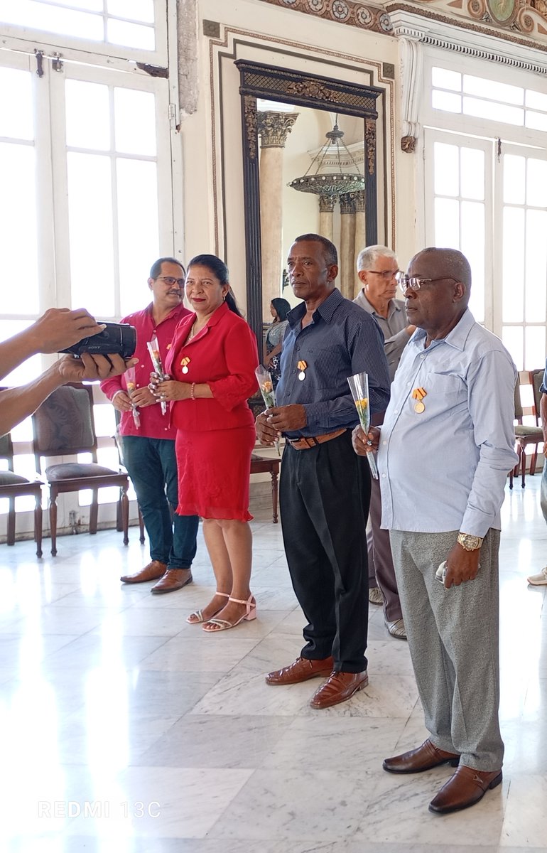 dpestgo's tweet photo. Condecoración a Nuria Mejías Batista, Directora de Planificación de Recursos y Apoyo de la #dgestgo  #SantiagoDeCuba, así #LaPatriaSeDefiende La Medalla "Hazaña Laboral"
#dgestgo #CubaMined https://t.co/yXxLLOI9v8