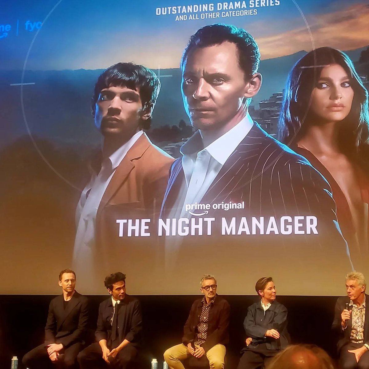 TomHidFansLATAM's tweet photo. Tom, Diego, Georgi Banks, David Farr y Stephen Garrett en la proyección y preguntas y respuestas de #Thenightmanager2
El domingo pasado.
Pt.3.
#tomhiddleston #diegocalva #tomhiddlestonfanslatam #thenightmanager #hiddlesnews https://t.co/Vb4iHOrl7M