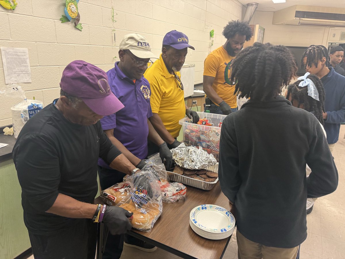 ChontelBri30557's tweet photo. A panther shoutout goes out to the incredible men of Omega Psi Phi Fraternity, Inc for grilling for our scholars, serving them, and being positive role models. https://t.co/AMPiEaFoLo