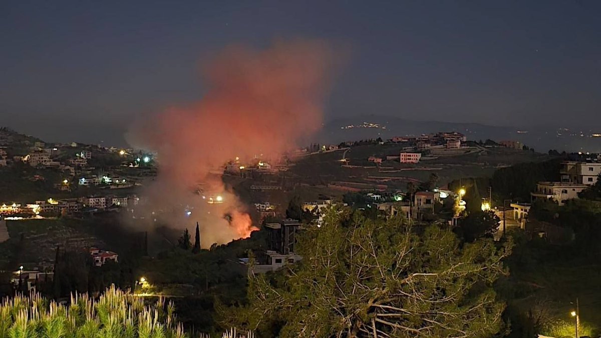 PalinfoFr's tweet image. #Image | L’aviation de l’occupation mène une frappe aérienne sur la zone de Aïn al-Mazrab – Tebnine, dans le sud du Liban.