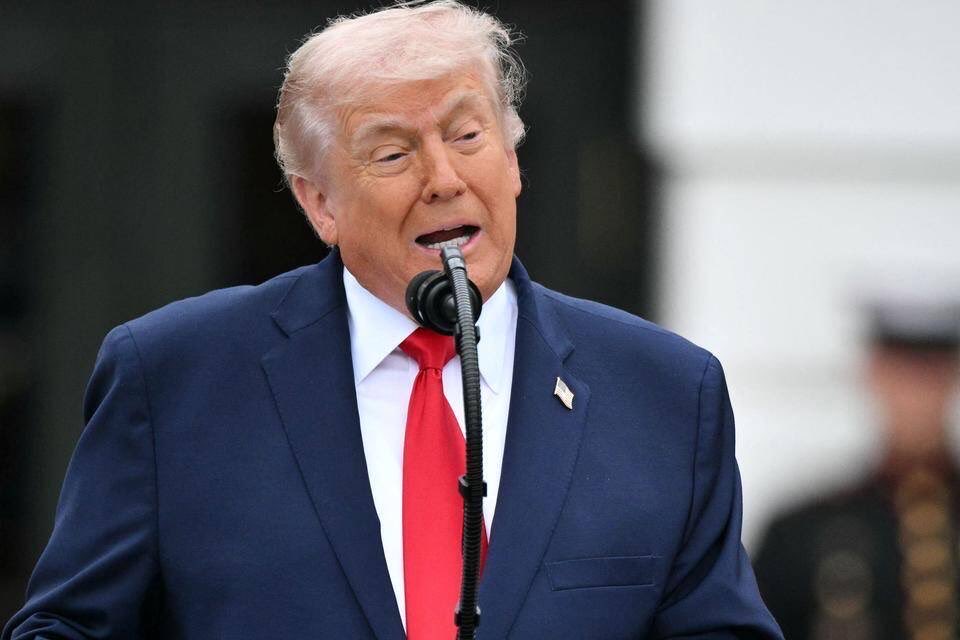 joni_askola's tweet image. Trump promised greatness but delivered chaos. 

His war on Iran sent oil prices soaring, effectively saving the Russian economy while everyone else suffers. 

From his Epstein connections to his failed economic record, he is a corrupt authoritarian who broke every promise he made