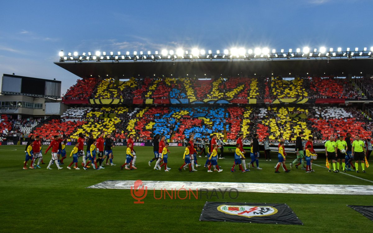 UltrasPresent's tweet photo. “EL BARRIO MÁS GRANDE DE EUROPA

V A L L E K A S “

🔴 Bukaneros ⚪️

Rayo Vallecano - Estrasburgo. 
#ConferenceLeague https://t.co/MhfIKg5H9n