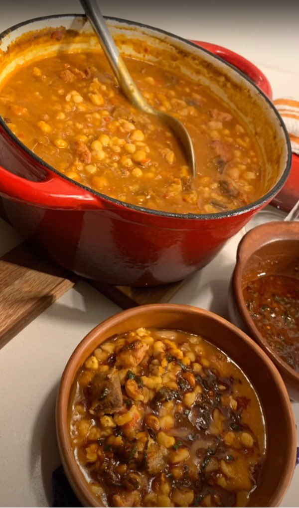 PedroLambertini's tweet photo. A propósito del inicio de temporada de locro, mi cariñoso verdulero David y un servidor posamos con la estrella del plato: el zapallo plomo.

10 #Lambertips para usar zapallo plomo en locro

1. Elegirlo por peso, no por tamaño.
2. Salvo que sea joven, la cáscara se descarta, porque es muy dura.
3. Conviene hacer cortes irregulares, no prolijos. La idea es que queden algunos cubos grandes y otros se deshagan para espesar naturalmente el locro.
4. Va en dos tiempos: una parte al principio (para que se funda) y otra sobre el final (para que quede en trozos). Esto evita el locro “papilla”.
5. No rehogar: a diferencia de otras verduras, el zapallo va directo al caldo.
6. Cuidado con el dulzor: el plomo es más neutro que el cabutia, pero igual aporta dulzor. Balancear con sal, pimentón y grasa.
7. Si el locro está bien de sabor y todo está en su punto, pero quedó muy sopa, pisar algunos trozos de zapallo contra la olla o mixear una pequeña parte y reincorporar.
8. Congela perfecto: si se hace de más, el zapallo no pierde textura como la papa. Se sabe: el locro recalentado suele ser incluso mejor.
9. El combo ganador que garantiza la cremosidad de un locro es la alianza zapallo plomo- maíz blanco bien cocido. Es el alma.
10. Hervor siempre suave. Nunca burbuja violenta.