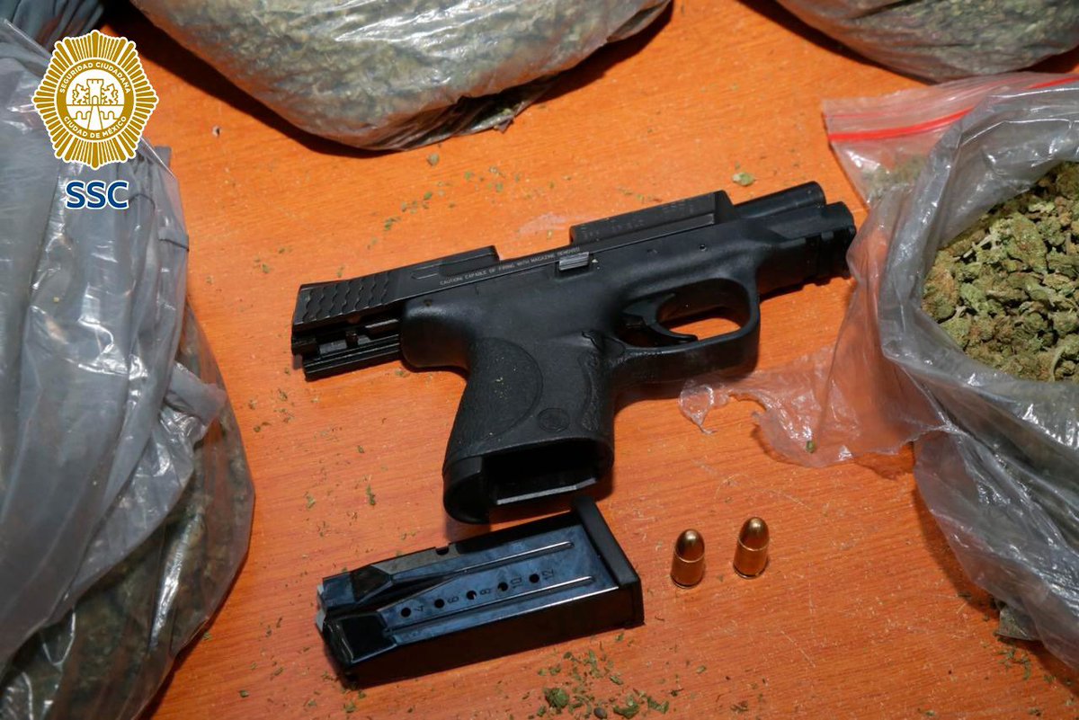 MrElDiablo8's tweet image. Caen dos sujetos que dispararon contra una persona en la col. Morelos, la @SSC_CDMX les aseguró 80 kilos de marihuana y un arma. 

#Video 🎥👇🏽