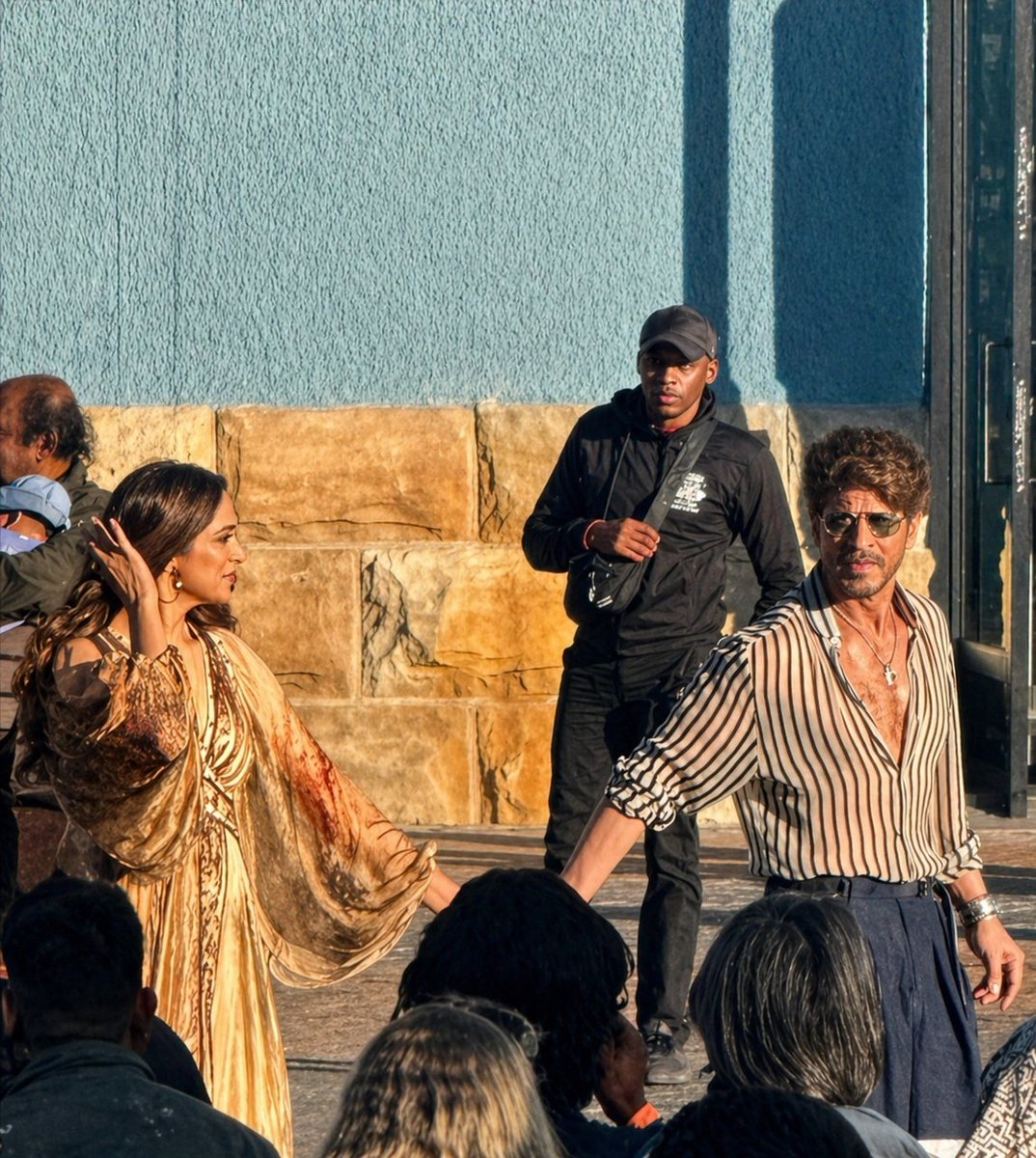 DeepikaPFC's tweet image. [Pic] Deepika Padukone and Shah Rukh Khan on the sets of #King
