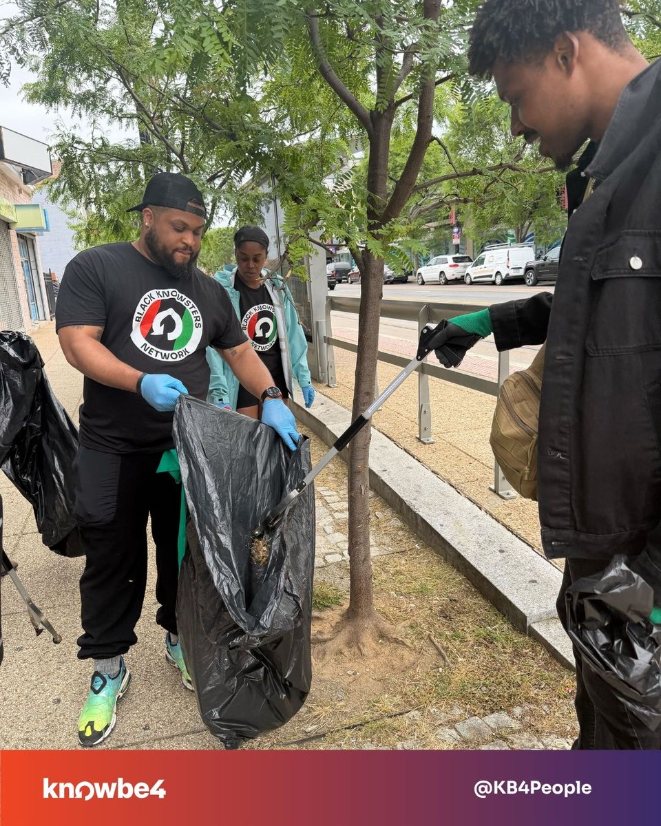 KB4People's tweet photo. To celebrate Earth Month, the Black Knowster Network (BKN) stepped out for our first community service event—cleaning up the H Street neighborhood followed by brunch on U Street. 🧤🥞

#BKNDC #BKN #EarthMonth #CommunityFirst #LifeAtKnowBe4 https://t.co/EIPoKwccr4