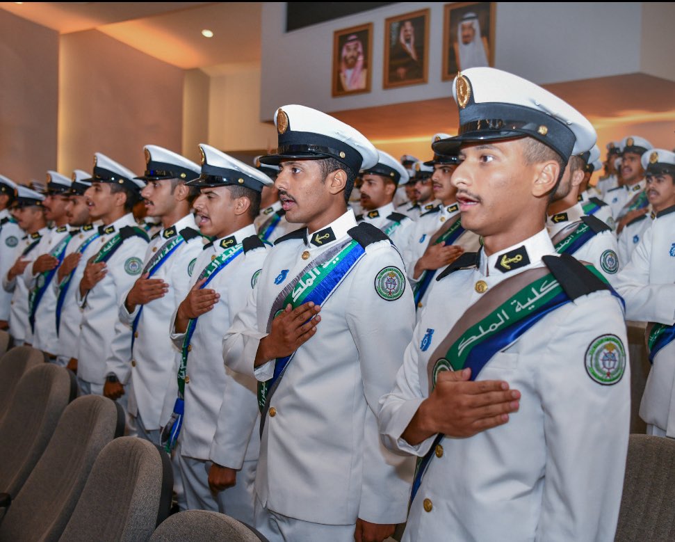 Army_SA1's tweet photo. بالنيابة عن سمو وزير الدفاع
صاحب السمو الأمير عبدالرحمن بن محمد بن عيّاف نائب وزير الدفاع يرعى حفل تخريج الدفعة الـ (39) من طلبة كلية الملك فهد البحرية 🇸🇦 https://t.co/ZodHwLkIje