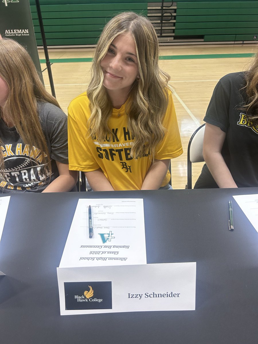 SoftballAlleman's tweet photo. Congratulations to our seniors on National signing day as they sign their college letters. Go Pioneers!!
Izzy Schneider - Blackhawk College
Kendall Possin - Blackhawk College
Sydnee Ganahl - Monmouth College
@IsabelSchn78753 @sydneeganahl7 @Kendallpossin_2 @CoachKeener23 https://t.co/SEUkLHOfLU