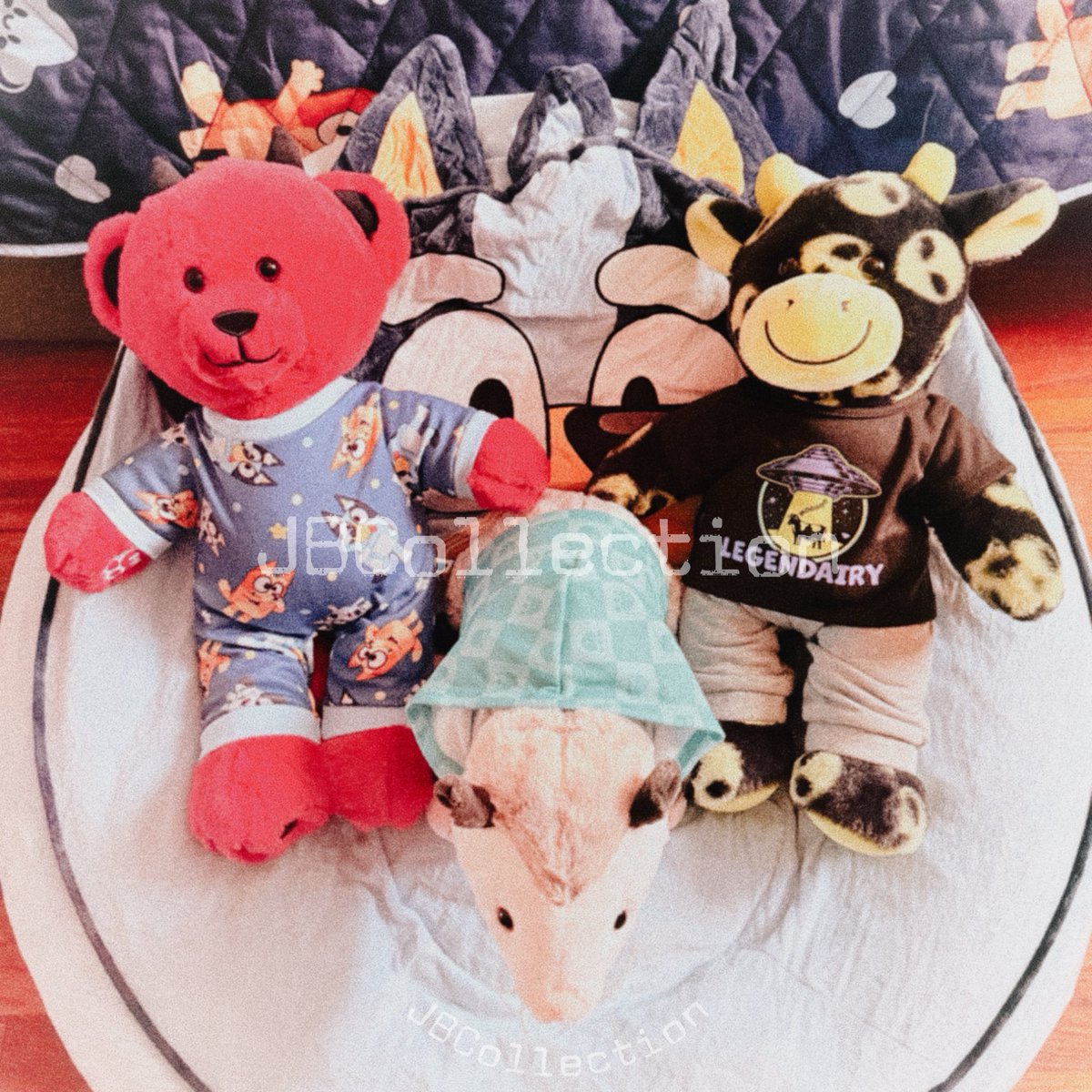 JBCollection's tweet image. @buildabear thanks for all the cuties! 

❤️ Devilishly Cute Red Devil Bear
🩶 Awesome Opossum
👽🐮 Alien Cow
#buildabear #collector #showcase #kawaii #collection #cow #alien #demon #PlushToy #StuffedAnimals #BABWorkshop #BAB #bluey #blueytwt