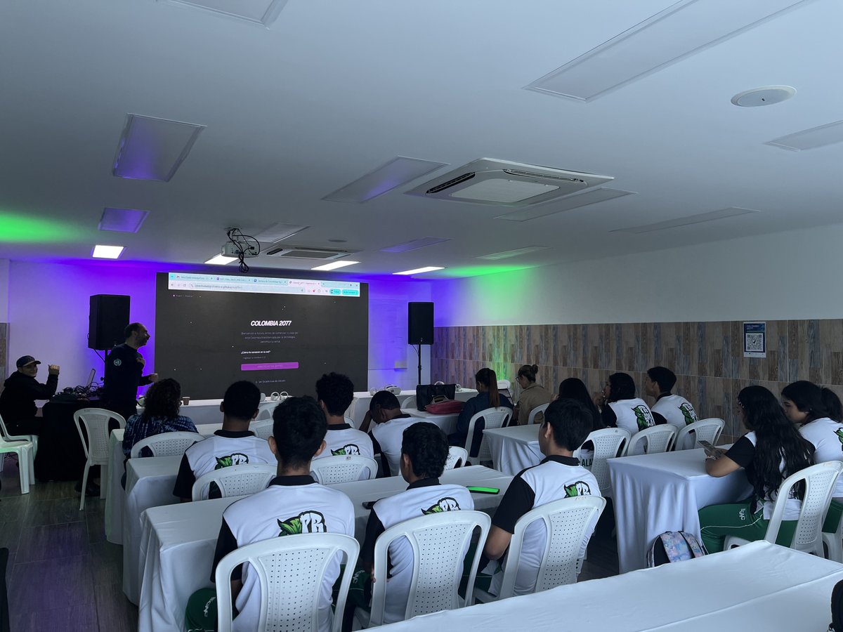 UNFPAColombia's tweet photo. En #Cali, adolescentes y jóvenes conocieron oportunidades en emprendimiento, empleabilidad y política pública a través de la ventana de conectividad significativa del #IDTF junto a @Col5punto0. Con realidad virtual propusieron diseños futuros para el cierre de brechas digitales en el país.
#Juventudes #Colombia5_0