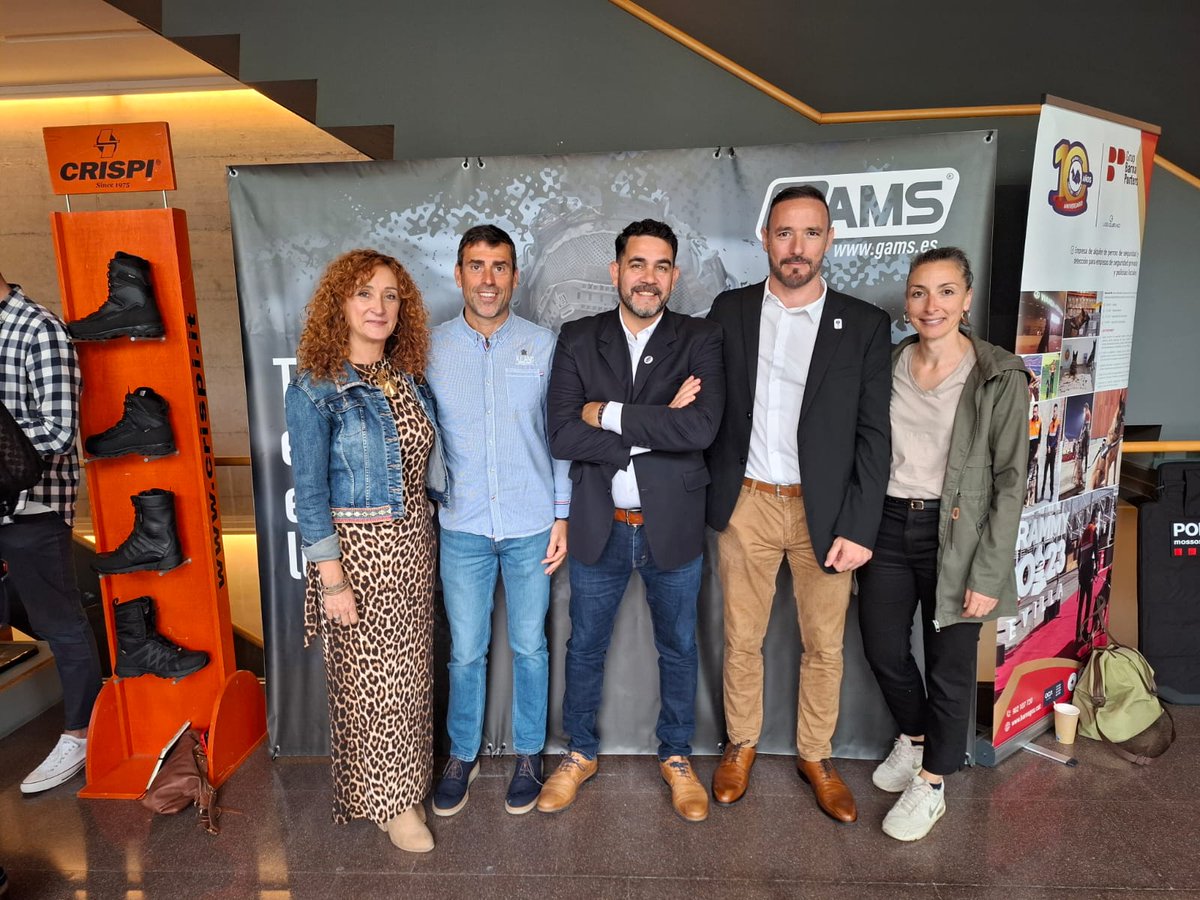 APLCCOO's tweet photo. Avui a Argentona, presents a la Jornada sobre ús de la força i benestar emocional policial.

Amb responsables de FSC, MMEE i Policies Locals de Catalunya i Roberto García (EUROCOP – CCOO).

Clau per avançar cap a una policia més preparada i humana.

#Seguretat #Policia https://t.co/tiPcMsksbK